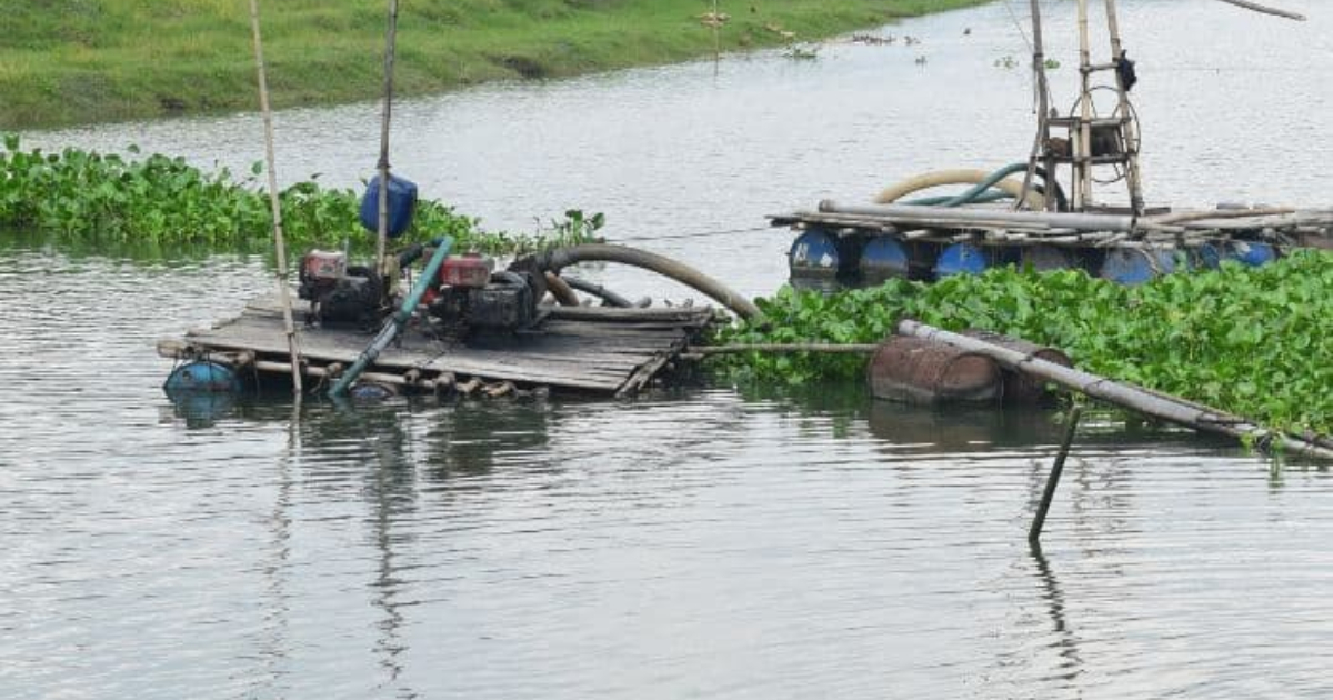 অবৈধ ড্রেজারের মাধ্যমে বালু উত্তোলন; হুমকিতে কৃষি জমি ও বসতবাড়ি