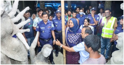 কুড়িগ্রামে শারদীয় দুর্গাপূজা উপলক্ষে প্রতিমা তৈরির কারখানা পরিদর্শন জেলা প্রশাসক ও পুলিশ সুপারের