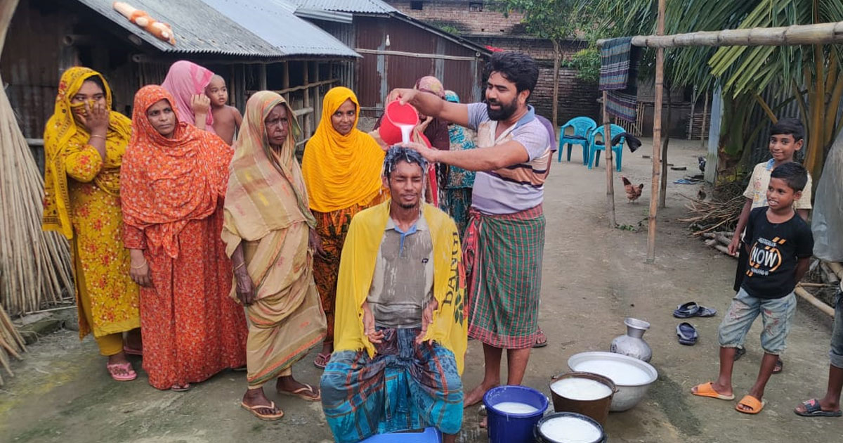 ৮ বছরের প্রেম ৬ বছরের সংসারের পর বিচ্ছেদ: অবশেষে দুধ দিয়ে গোসল করে শুদ্ধ হলেন সবুজ মিয়া 