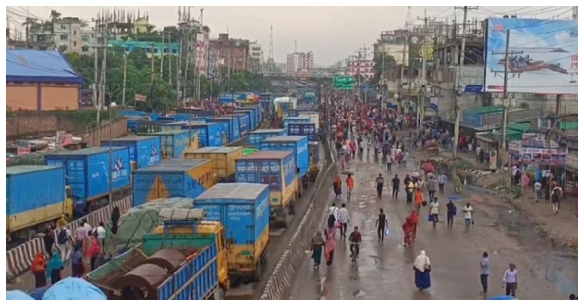 সেনাবাহিনীর আশ্বাস; আশুলিয়ায় সড়ক অবরোধ প্রত্যাহার করলেন পোশাক শ্রমিকরা