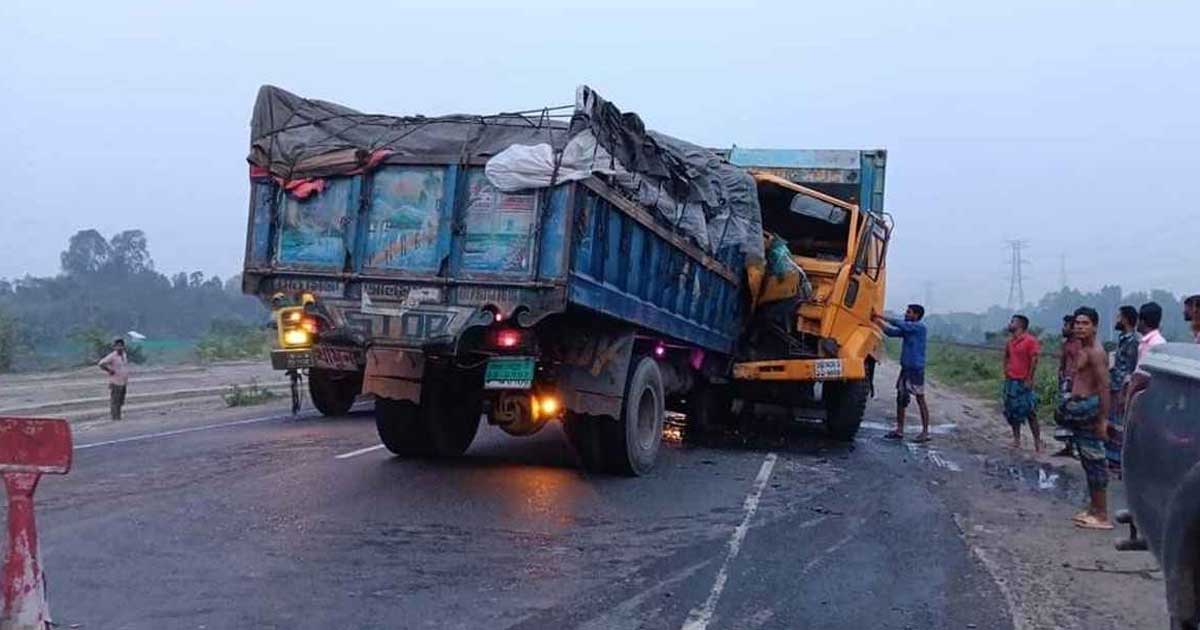 টাঙ্গাইলে ট্রাক-কাভার্ডভ্যানের সংঘর্ষে নিহত ২