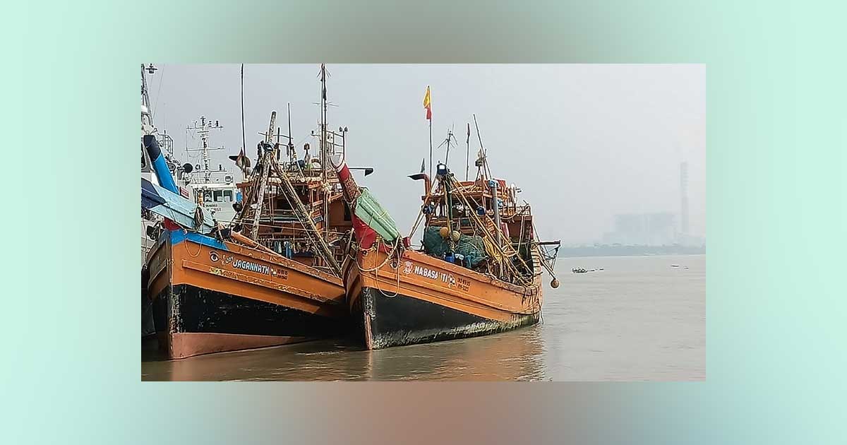 বাংলাদেশের জলসীমায় ভারতীয় জাহাজের অবৈধ অনুপ্রবেশ: দুই ট্রলিংসহ ৩১ জেলে আটক
