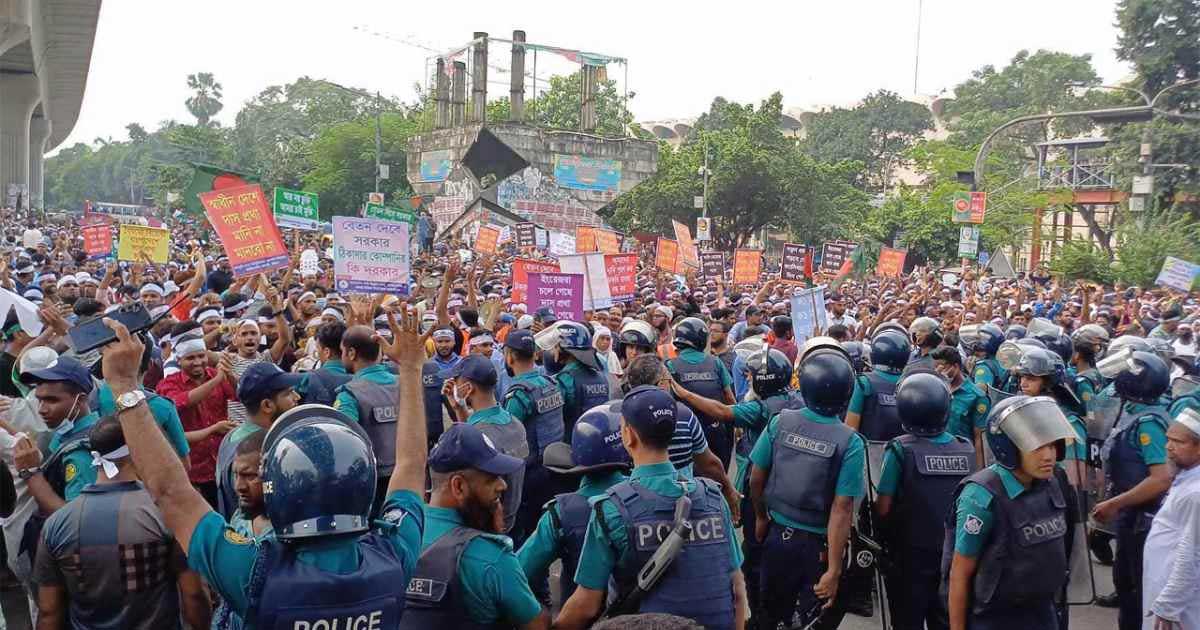 চাকরি জাতীয়করণের দাবিতে আউটসোর্সিং কর্মীদের শাহবাগ অবরোধ