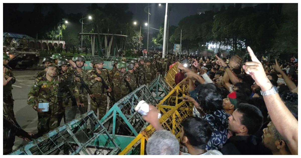 ব্যারিকেড ভেঙে বঙ্গভবনে ঢোকার চেষ্টা, সাউন্ড গ্রেনেড নিক্ষেপ, আহত দুই