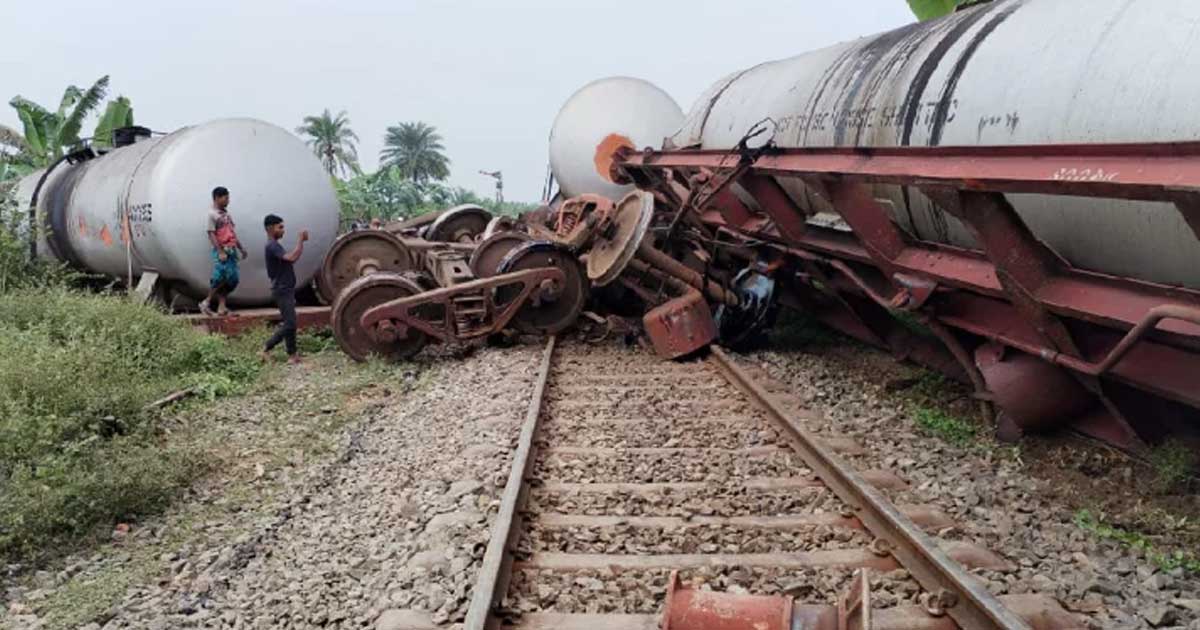 চুয়াডাঙ্গায় তেলবাহী ট্রেনের ৮ বগি লাইনচ্যুত, খুলনার সঙ্গে রেল যোগাযোগ বন্ধ