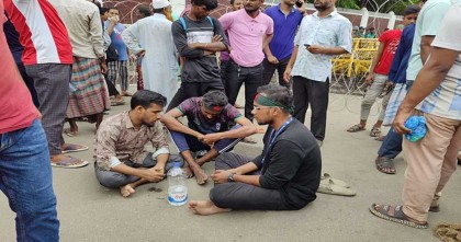 রাষ্ট্রপতির পদত্যাগ দাবিতে বঙ্গভবনের সামনে তিন ব্যক্তির অবস্থান