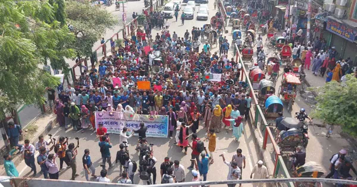 সাত কলেজের শিক্ষার্থীদের সায়েন্সল্যাব মোড় অবরোধ, যান চলাচল বন্ধ