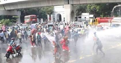 চাকরিতে ৩৫ প্রত্যাশীদের আন্দোলনে পুলিশের লাঠিচার্জ