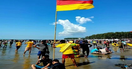 কক্সবাজার সমুদ্র সৈকতে উড়ছে লাল-হলুদ পতাকা 