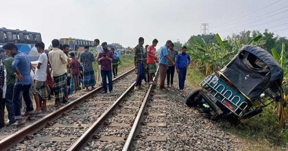 ট্রেনের ধাক্কায় কুমিল্লায় অটোরিকশার ৫ যাত্রী নিহত