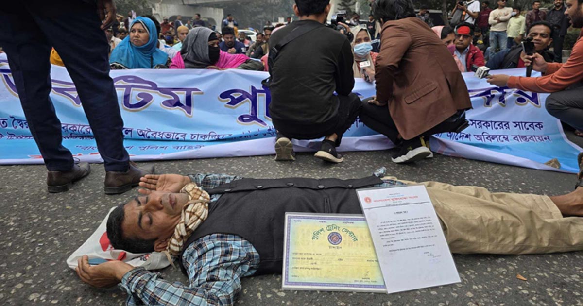 পুনর্বহাল চেয়ে সচিবালয়ে গেছেন চাকরিচ্যুত পুলিশ সদস্যদের প্রতিনিধি দল