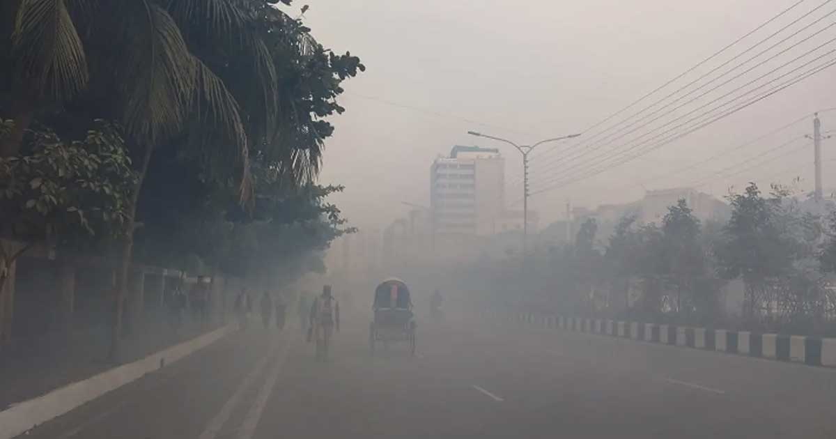 কুয়াশার চাদরে ঢাকা রাজধানী