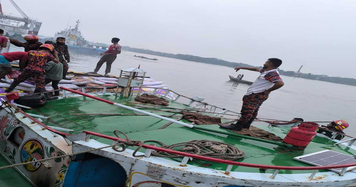 কীর্তনখোলায় তেলের ট্রলারে আগুন: পাঁচজন দ্বগ্ধ 