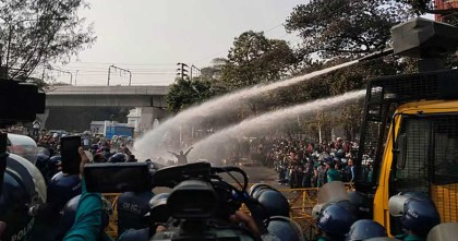 সচিবালয়মুখী মিছিলে প্রাথমিকে নিয়োগ প্রত্যাশীদের লাঠিপেটা-জলকামান