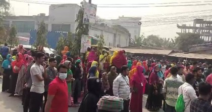 সাভারে বকেয়া বেতনসহ বিভিন্ন দাবিতে পোশাক শ্রমিকদের সড়ক অবরোধ