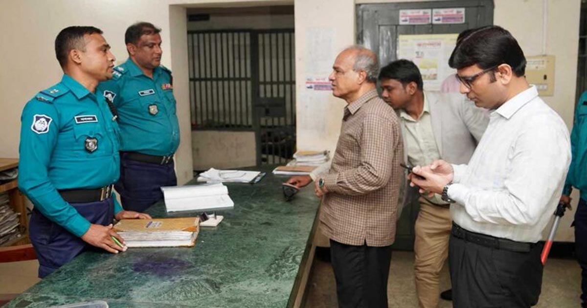 ভোরে আবারও থানা পরিদর্শনে স্বরাষ্ট্র উপদেষ্টা, এসআই-কনস্টেবল বরখাস্ত