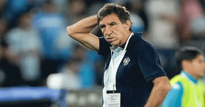 ম্যাচ চলাকালে ধুমপান করলেন আর্জেন্টাইন কোচ ম্যাচ চলাকালে ধুমপান করলেন আর্জেন্টাইন কোচ