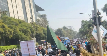 পুলিশের ব্যারিকেড ভেঙে যমুনা অভিমুখে সরকারি চাকরিজীবীরা পুলিশের ব্যারিকেড ভেঙে যমুনা অভিমুখে সরকারি চাকরিজীবীরা