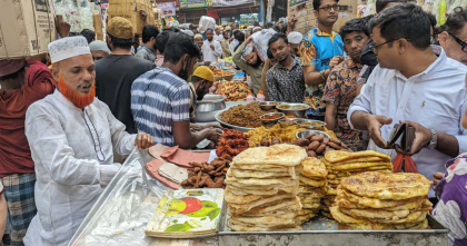 রোজার প্রথম দিনেই চকবাজারের ইফতারির স্বাদ নিতে ভিড় রোজার প্রথম দিনেই চকবাজারের ইফতারির স্বাদ নিতে ভিড়