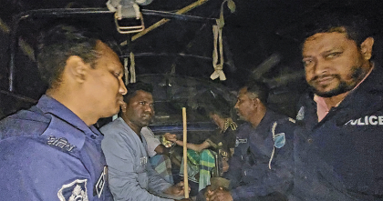 গাজীপুরে পুলিশের ওপর হামলা, হ্যান্ডকাফসহ আসামি ছিনতাই গাজীপুরে পুলিশের ওপর হামলা, হ্যান্ডকাফসহ আসামি ছিনতাই