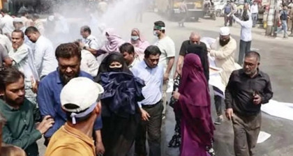 সুদসহ আমানত ফেরতের দাবিতে বাংলাদেশ ব্যাংকের সামনে বিক্ষোভ
সুদসহ আমানত ফেরতের দাবিতে বাংলাদেশ ব্যাংকের সামনে বিক্ষোভ