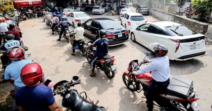 আজও রাজধানীর ফিলিং স্টেশনগুলোয় জ্বালানি তেলের জন্য দীর্ঘ লাইন আজও রাজধানীর ফিলিং স্টেশনগুলোয় জ্বালানি তেলের জন্য দীর্ঘ লাইন