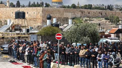 জেরুজালেমে জুমার নামাজে বাধা ইসরাইলি বাহিনীর জেরুজালেমে জুমার নামাজে বাধা ইসরাইলি বাহিনীর