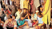 শহীদ পরিবারের অনুরোধে ৭২ ঘণ্টা পর অনশন ভাঙলেন শিক্ষার্থীরা
শহীদ পরিবারের অনুরোধে ৭২ ঘণ্টা পর অনশন ভাঙলেন শিক্ষার্থীরা