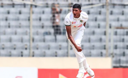 নাহিদ রানার দুর্দান্ত বোলিংয়ে জয়ের দোরগোড়ায় বাংলাদেশ
নাহিদ রানার দুর্দান্ত বোলিংয়ে জয়ের দোরগোড়ায় বাংলাদেশ