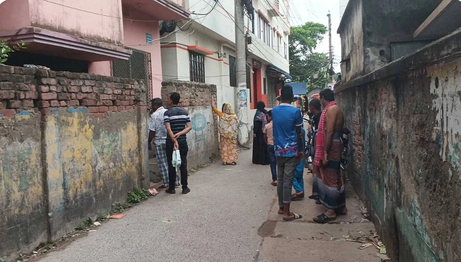আত্মীয়ের বাসায় বেড়াতে এসে রাতে মিলল দম্পতি ও শিশুর মরদেহ আত্মীয়ের বাসায় বেড়াতে এসে রাতে মিলল দম্পতি ও শিশুর মরদেহ