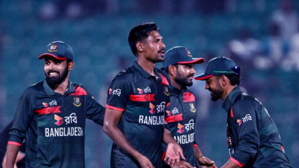 সিরিজের ২য় ওয়ানডেতে ২১ ওভারে ছয় উইকেটের পতন অজিদের সিরিজের ২য় ওয়ানডেতে ২১ ওভারে ছয় উইকেটের পতন অজিদের