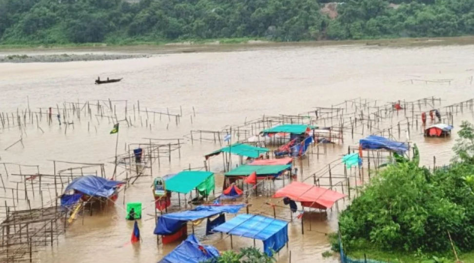 পাহাড়ি ঢলে জাফলংয়ে শতাধিক দোকান লণ্ডভণ্ড পাহাড়ি ঢলে জাফলংয়ে শতাধিক দোকান লণ্ডভণ্ড