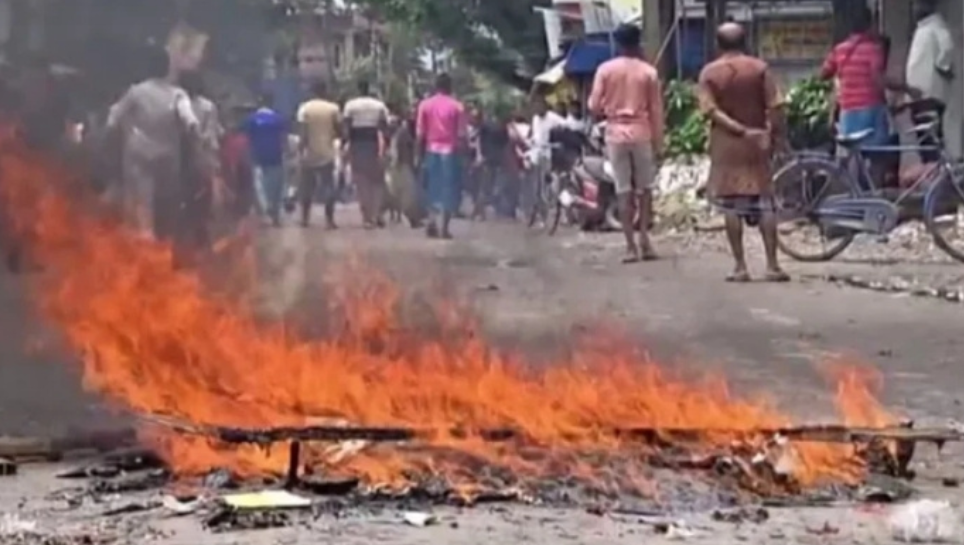 কিশোরীকে ধর্ষণের পর হত্যার ঘটনায় উত্তাল পশ্চিমবঙ্গ কিশোরীকে ধর্ষণের পর হত্যার ঘটনায় উত্তাল পশ্চিমবঙ্গ