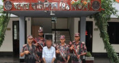 যশোরে সাড়ে ৪টি সোনার বারসহ চোরাকারবারি আটক যশোরে সাড়ে ৪টি সোনার বারসহ চোরাকারবারি আটক