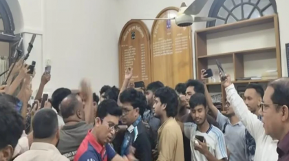 ঢাবিতে ছাত্রদল-শিবির উত্তেজনা, হাতাহাতি-বিক্ষোভ ঢাবিতে ছাত্রদল-শিবির উত্তেজনা, হাতাহাতি-বিক্ষোভ
