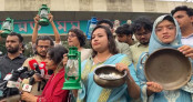 গ্যাস ও বিদ্যুৎ সংকট: হারিকেন ও হাড়ি-পাতিল নিয়ে ঢাবিতে বিক্ষোভ গ্যাস ও বিদ্যুৎ সংকট: হারিকেন ও হাড়ি-পাতিল নিয়ে ঢাবিতে বিক্ষোভ