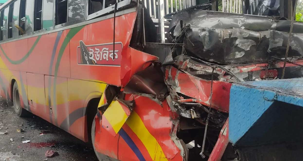 ফেনীতে বাস-কাভার্ডভ্যান সংঘর্ষে চালকসহ তিনজন নিহত ফেনীতে বাস-কাভার্ডভ্যান সংঘর্ষে চালকসহ তিনজন নিহত