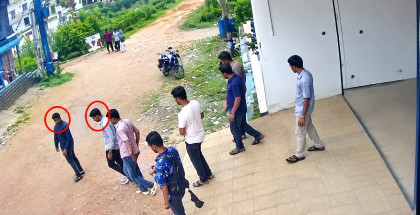 অভিনব কায়দায় অভিযুক্তের থেকে টাকা হাতিয়ে নিলেন দুই পুলিশ সদস্য! অভিনব কায়দায় অভিযুক্তের থেকে টাকা হাতিয়ে নিলেন দুই পুলিশ সদস্য!