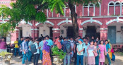 যশোরে নিয়োগপত্র না পেয়ে ডিসি অফিসের সামনে ১০৬ প্রাথমিক শিক্ষক প্রার্থীর অবস্থান যশোরে নিয়োগপত্র না পেয়ে ডিসি অফিসের সামনে ১০৬ প্রাথমিক শিক্ষক প্রার্থীর অবস্থান