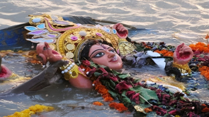 প্রতিমা বিসর্জনে নদী দূষণ পদক্ষেপ নেয়ার দাবি প্রতিমা বিসর্জনে নদী দূষণ পদক্ষেপ নেয়ার দাবি