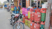 সরকারি সতর্কবার্তার পরও চড়া দামে বিক্রি হচ্ছে এলপিজি সরকারি সতর্কবার্তার পরও চড়া দামে বিক্রি হচ্ছে এলপিজি